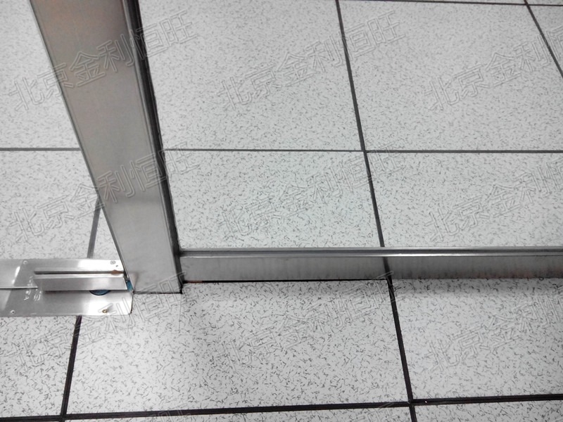 机房里面用的不锈钢材质的踢脚线